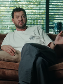 Grandes baies vitrées et déco bien choisie : Claudio Capéo ouvre les portes de sa maison en Alsace, où il vit avec sa femme fleuriste et leurs enfants