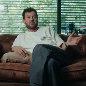 Claudio Capéo est un chanteur connu.

Claudio Capéo ouvre les portes de sa maison.