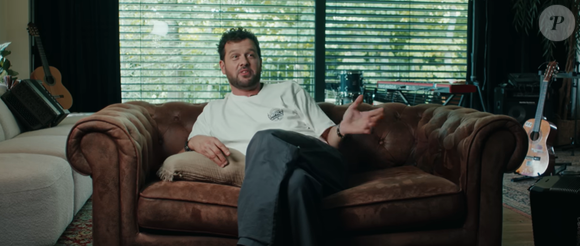 Claudio Capéo est un chanteur connu.

Claudio Capéo ouvre les portes de sa maison.