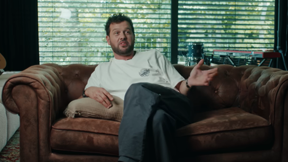 Grandes baies vitrées et déco bien choisie : Claudio Capéo ouvre les portes de sa maison en Alsace, où il vit avec sa femme fleuriste et leurs enfants