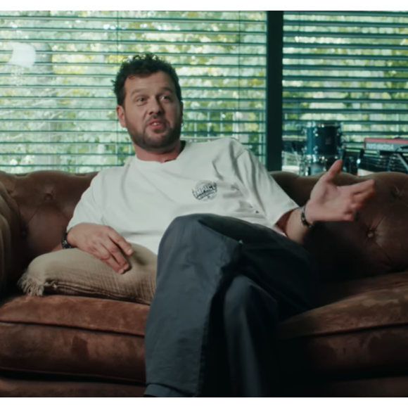 Claudio Capéo est un chanteur connu.

Claudio Capéo ouvre les portes de sa maison.