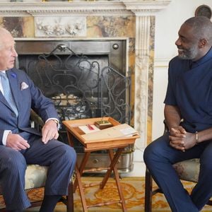 Le roi Charles III d'Angleterre et Idris Elba, avec des jeunes portant le maillot de l'équipe de football d'Angleterre, qui sera en finale de l'Euro 2024, lors d'un événement pour The King's Trust au palais Saint James à Londres. Le 12 juillet 2024 © Alpha Press / Bestimage