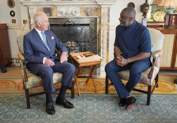 Le roi Charles III d'Angleterre et Idris Elba, avec des jeunes portant le maillot de l'équipe de football d'Angleterre, qui sera en finale de l'Euro 2024, lors d'un événement pour The King's Trust au palais Saint James à Londres. Le 12 juillet 2024 © Alpha Press / Bestimage