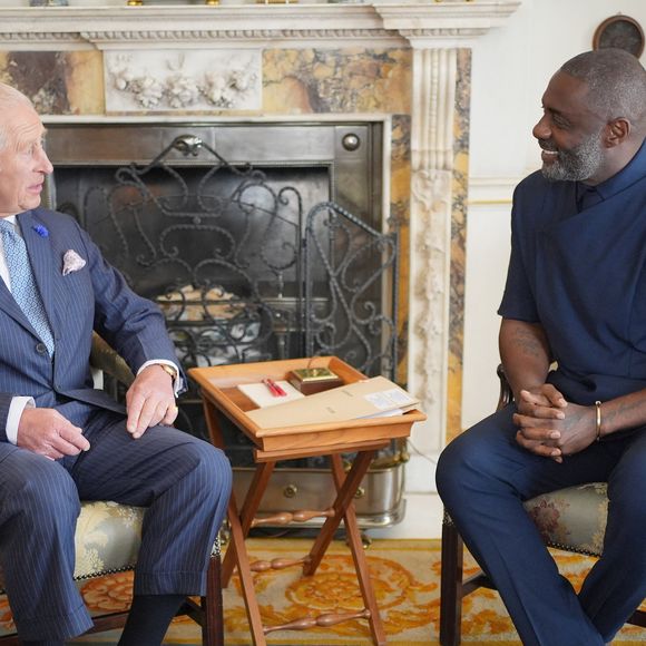Le roi Charles III d'Angleterre et Idris Elba, avec des jeunes portant le maillot de l'équipe de football d'Angleterre, qui sera en finale de l'Euro 2024, lors d'un événement pour The King's Trust au palais Saint James à Londres. Le 12 juillet 2024 © Alpha Press / Bestimage