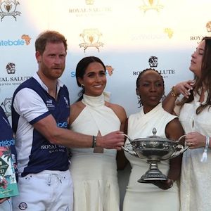 La raison ? Une vidéo controversée du couple princier a été prise lors d'un tournoi de polo survenu en 2024.

Capture d'écran de la vidéo du match de polo.
