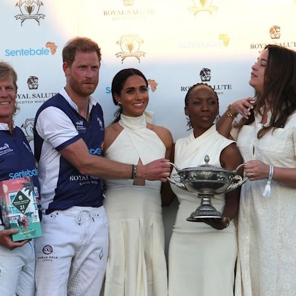 La raison ? Une vidéo controversée du couple princier a été prise lors d'un tournoi de polo survenu en 2024.

Capture d'écran de la vidéo du match de polo.