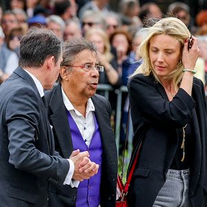 Laurent Voulzy et Isaure Le Faou - Arrivées aux obsèques de l'auteure-compositrice-interprète et actrice française Françoise Hardy au crématorium du cimetière du Père-Lachaise à Paris, France, le 20 juin 2024. © Jacovides-Moreau/Bestimage