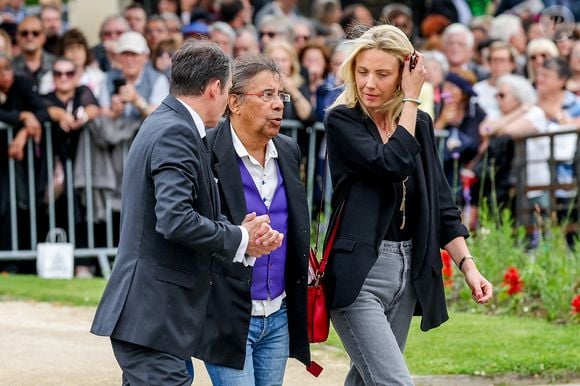 Laurent Voulzy et Isaure Le Faou - Arrivées aux obsèques de l'auteure-compositrice-interprète et actrice française Françoise Hardy au crématorium du cimetière du Père-Lachaise à Paris, France, le 20 juin 2024. © Jacovides-Moreau/Bestimage