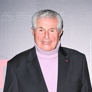 À 88 ans, Claude Lelouch réalise un rêve de longue date en ouvrant son propre ciné-bistrot à Trouville-sur-Mer.

Si tu veux une légende photo corrigée en français :

Turin, Italie : Festival du film de Turin 2025, soirée d’ouverture – tapis rouge. Sur la photo : Claude Lelouch. 
© Manuele Mangiarotti/IPA via ZUMA Press / Bestimage