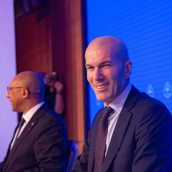 L'ancien international français de football Zinédine Zidane (à droite) s'exprime aux côtés du président de la Fédération française de football, Philippe Diallo (à gauche), lors d'une conférence de presse visant à le présenter comme le nouveau sélectionneur de l'équipe de France, au siège de la Fédération française de football (FFF) à Paris, le 28 juillet 2026. © Baptiste Autissier/PsnewZ/Bestimage