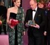 C'est plongé dans un décor rappelant les Caraïbes, que les invités qui ont déboursé la modique somme de 1800 euros pour assister au bal ont dîné.
La princesse Charlene de Monaco et le prince Albert II de Monaco durant la 69ème édition du Bal de la Rose dans la Salle des Étoiles du Sporting Monte-Carlo à Monaco, le 29 mars 2025. © Bruno Bebert / Pool Monaco / Bestimage