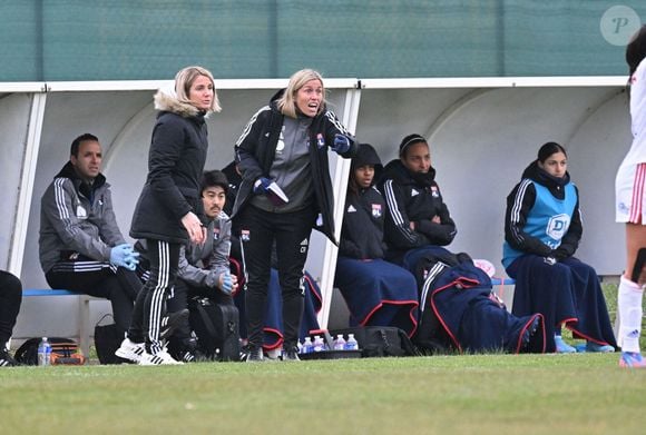 “Pour se conformer à la règle, elles s’imposent au fil des années des séparations”, précise Paris Match

Sonia Bompastor (entraineuse lyon) et Camille Abily.