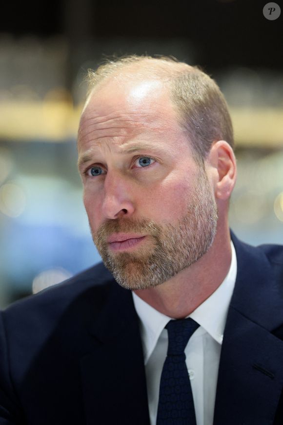 Le Prince de Galles participe à une conversation avec des membres de la Welsh Rugby Union et du Swansea City FC, sur le rôle du sport dans les communautés et sur la manière dont ils peuvent contribuer à améliorer la santé mentale des joueurs et des supporters, lors d'une visite du nouveau centre de santé mentale géré par la Jac Lewis Foundation, une organisation caritative basée à Ammanford, dans le sud-ouest du Pays de Galles, au Principality Stadium de Cardiff. © Jackson Chris/PA Wire/ABACA