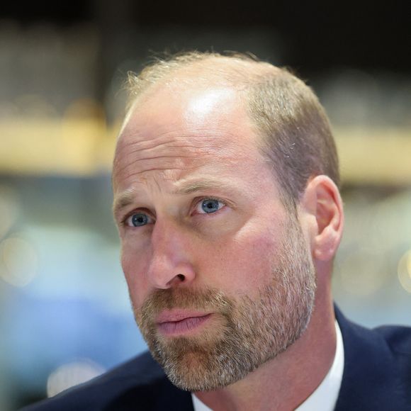 Le Prince de Galles participe à une conversation avec des membres de la Welsh Rugby Union et du Swansea City FC, sur le rôle du sport dans les communautés et sur la manière dont ils peuvent contribuer à améliorer la santé mentale des joueurs et des supporters, lors d'une visite du nouveau centre de santé mentale géré par la Jac Lewis Foundation, une organisation caritative basée à Ammanford, dans le sud-ouest du Pays de Galles, au Principality Stadium de Cardiff. © Jackson Chris/PA Wire/ABACA