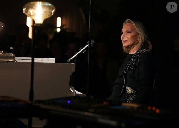 Exclusif - Veronique Sanson en Show Case lors de la soirée anniversaire des 25 ans de la Terrasse de Albane pendant le 79ème Festival International du Film de Cannes, France, le 15 mai 2026. © Denis Guignebourg/Bestimage