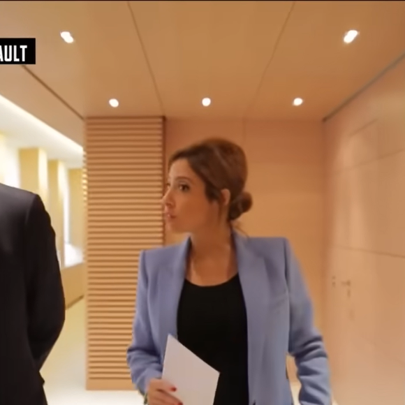 Dans son bureau parisien, il expose certaines des pièces les plus emblématiques de sa collection personnelle, dont un Basquiat qui attire particulièrement l’attention.

Arnault fait visiter son bureau avenue Montaigne à Léa Salamé dans l'émission "Stupéfiant"