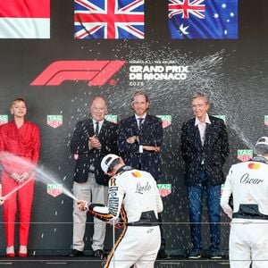 Zak Brown, Charles Leclerc, Lando Norris, Oscar Piastri, Michel Boeri, la princesse Charlene de Monaco, le prince Albert II de Monaco, Pierre Casiraghi et Bernard Arnault lors du Grand Prix de Formule 1 (F1) de Monaco, le 25 mai 2025. © Claudia Albuquerque/Bestimage