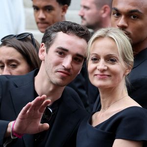 Gaston Ardisson, Audrey Crespo-Mara et son fils Sékou - Sorties des obsèques de Thierry Ardisson en l’église Saint-Roch de Paris, France, le 17 juillet 2025. 
© Clovis-Jacovides/Bestimage