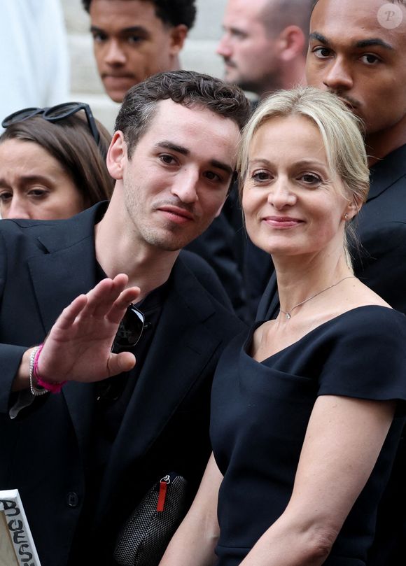 Gaston Ardisson, Audrey Crespo-Mara et son fils Sékou - Sorties des obsèques de Thierry Ardisson en l’église Saint-Roch de Paris, France, le 17 juillet 2025. 
© Clovis-Jacovides/Bestimage