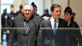 Après les rumeurs sur sa forme physique, Gérard Depardieu réapparaît à son procès