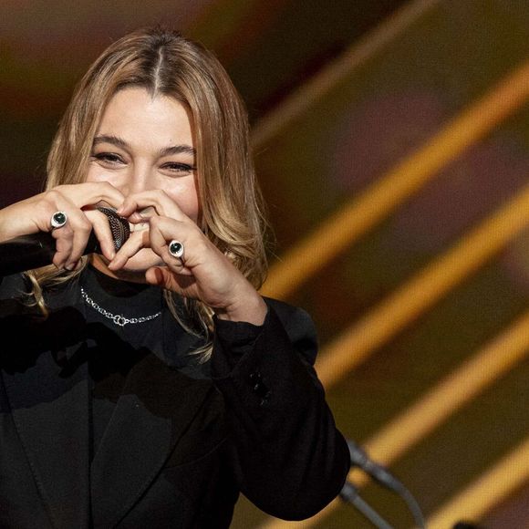 "Mon équipe me dit souvent : 'Toi, tu es une enfant au milieu des enfants.' C'est peut-être pour cette raison que j'ai une telle connexion avec eux."

Exclusif - Santa - Enregistrement de l'émission "La fête de la chanson française" à Paris, présentée par L.Thilleman et A.Manoukian, et diffusée le 20 décembre sur France 3
© Pierre Perusseau / Bestimage