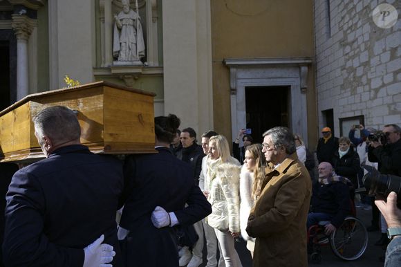 Celine Leclercq, fille d'Evelyne Leclercq, avec ses enfants Tom, Benjamin et Ondine lors de la cérémonie des obsèques de la présentatrice de télévision Evelyne Leclercq à la cathédrale Sainte-Réparate de Nice, France, le 13 janvier 2026. Elle est décédée le 30 décembre 2025 (à l'âge de 74 ans) à Grasse. Photo par Laurent Coust/ABACAPRESS.COM