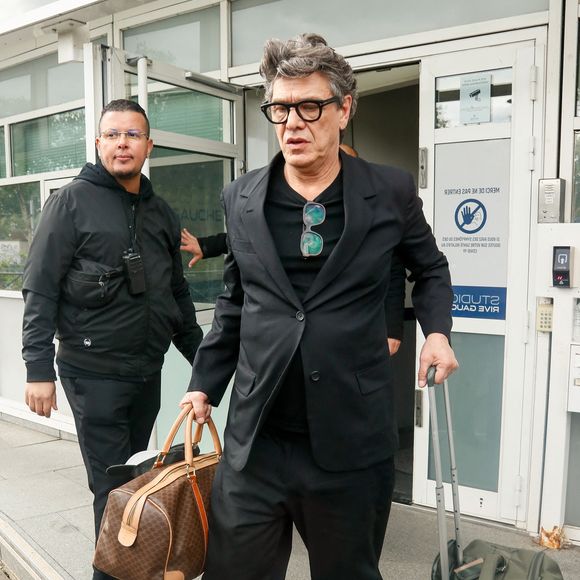 Marc Lavoine à la sortie de l'enregistrement de l'émission Vivement dimanche aux Studios Rive Gauche à Paris, diffusée le 11 mai 2025 sur France 3, le 5 mai 2025. © Christophe Clovis/Bestimage