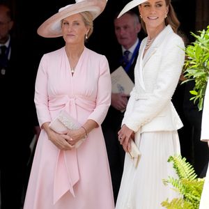 Sophie, duchesse d'Edimbourg (Sophie Rhys-Jones, duchesse d'Edimbourg) et Catherine, princesse de Galles (Catherine (Kate) Middleton, princesse de Galles), assistent à la cérémonie de l'Ordre de la Jarretière à la chapelle Saint-Georges du château de Windsor le 16 juin 2025 à Windsor, Angleterre.

MirrorPix/Pool/Bestimage