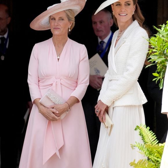 Sophie, duchesse d'Edimbourg (Sophie Rhys-Jones, duchesse d'Edimbourg) et Catherine, princesse de Galles (Catherine (Kate) Middleton, princesse de Galles), assistent à la cérémonie de l'Ordre de la Jarretière à la chapelle Saint-Georges du château de Windsor le 16 juin 2025 à Windsor, Angleterre.

MirrorPix/Pool/Bestimage