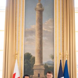 Signature de l'accord par le général de corps d'armée, Son Altesse Cheikh Nasser bin Hamad Al Khalifa, conseiller à la sécurité nationale, commandant de la garde royale et secrétaire général du Conseil suprême de défense du Royaume de Bahreïn, et Alice Rufo, ministre déléguée auprès du ministre des Forces armées et des Anciens combattants. Le président français Emmanuel Macron et le roi de Bahreïn Hamad bin Isa al-Khalifa avant leur rencontre au palais présidentiel de l'Élysée à Paris, France. Le 6 février 2026. Jeanne Accorsini/Pool/Bestimage