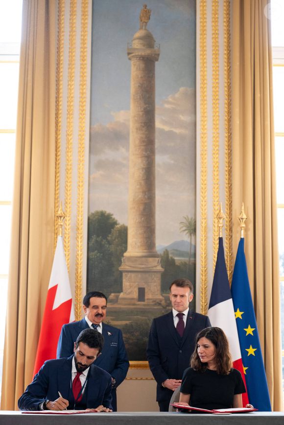 Signature de l'accord par le général de corps d'armée, Son Altesse Cheikh Nasser bin Hamad Al Khalifa, conseiller à la sécurité nationale, commandant de la garde royale et secrétaire général du Conseil suprême de défense du Royaume de Bahreïn, et Alice Rufo, ministre déléguée auprès du ministre des Forces armées et des Anciens combattants. Le président français Emmanuel Macron et le roi de Bahreïn Hamad bin Isa al-Khalifa avant leur rencontre au palais présidentiel de l'Élysée à Paris, France. Le 6 février 2026. Jeanne Accorsini/Pool/Bestimage