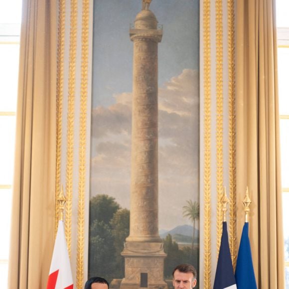 Signature de l'accord par le général de corps d'armée, Son Altesse Cheikh Nasser bin Hamad Al Khalifa, conseiller à la sécurité nationale, commandant de la garde royale et secrétaire général du Conseil suprême de défense du Royaume de Bahreïn, et Alice Rufo, ministre déléguée auprès du ministre des Forces armées et des Anciens combattants. Le président français Emmanuel Macron et le roi de Bahreïn Hamad bin Isa al-Khalifa avant leur rencontre au palais présidentiel de l'Élysée à Paris, France. Le 6 février 2026. Jeanne Accorsini/Pool/Bestimage