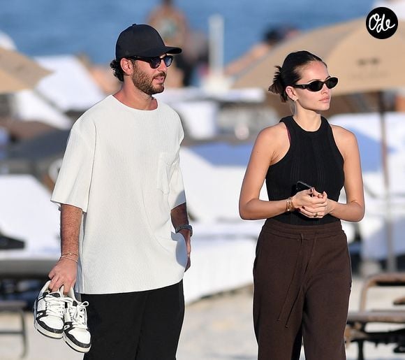 Thylane Blondeau et son compagnon Benjamin Attal passent une après-midi avec des amis sur une plage à Miami le 27 décembre 2023.