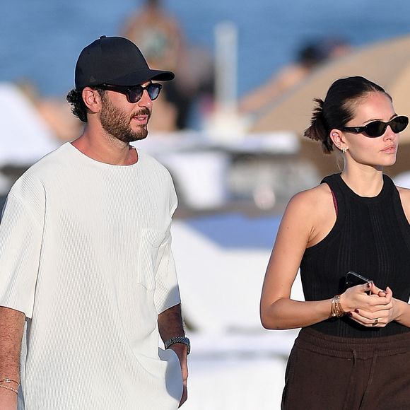 Thylane Blondeau et son compagnon Benjamin Attal passent une après-midi avec des amis sur une plage à Miami le 27 décembre 2023.