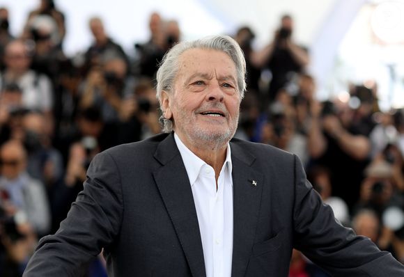 Photocall de la Palme d’or d’honneur à Alain Delon lors du 72ème Festival International du film de Cannes. Le 19 mai 2019 
© Jacovides-Moreau / Bestimage