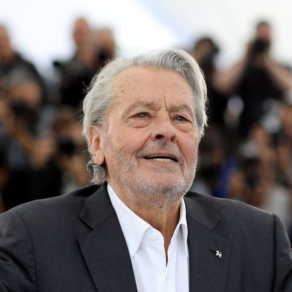 Photocall de la Palme d’or d’honneur à Alain Delon lors du 72ème Festival International du film de Cannes. Le 19 mai 2019 
© Jacovides-Moreau / Bestimage