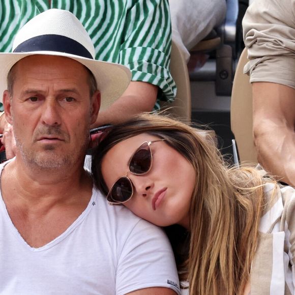 Roger Erhart et sa compagne Delphine Wespiser, Miss France - Célébrités dans les tribunes des internationaux de France de Roland Garros à Paris. © Cyril Moreau - Dominique Jacovides/Bestimage