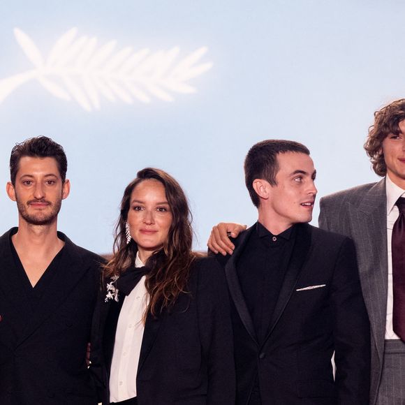 Patrick Mille, Pierre Niney, Anaïs Demoustier (enceinte), Julien De Saint-Jean, Vassili Schneider, Matthieu Delaporte, Marie Narbonne - Descente des marches du film « Le comte de Monte-Cristo » lors du 77ème Festival International du Film de Cannes, au Palais des Festivals à Cannes. Le 22 mai 2024
© Jacovides-Moreau / Bestimage