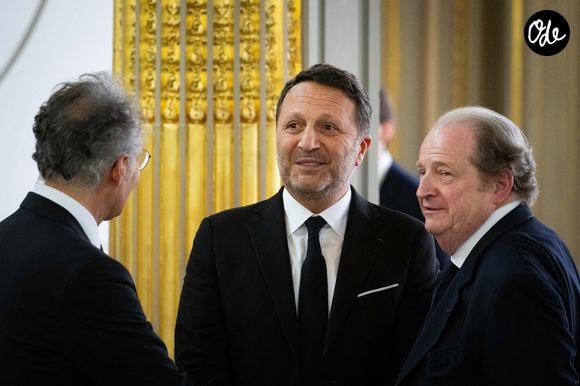 Arthur, Jacques Essebag en compagnie de Pierre Charon, lors de la cérémonie de remise du prix Jean-Pierre Bloch de la Ligue internationale contre le racisme et l'antisémitisme (LICRA), à l'Élysée à Paris, en France, le 2 avril 2025. Photo : Éric Tschaen/Pool/ABACAPRESS.COM