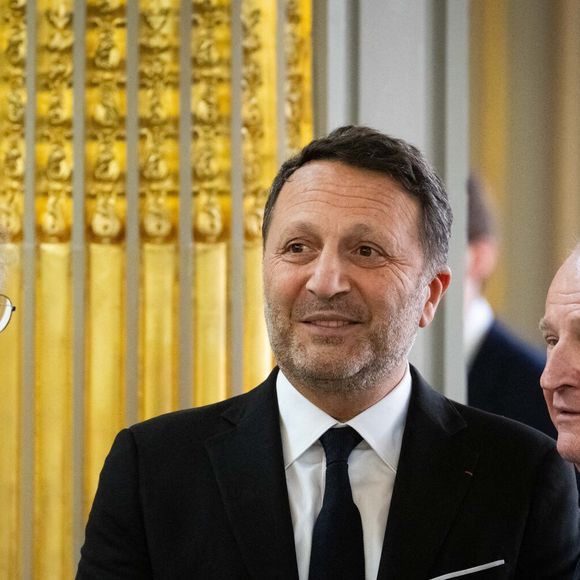Arthur, Jacques Essebag en compagnie de Pierre Charon, lors de la cérémonie de remise du prix Jean-Pierre Bloch de la Ligue internationale contre le racisme et l'antisémitisme (LICRA), à l'Élysée à Paris, en France, le 2 avril 2025. Photo : Éric Tschaen/Pool/ABACAPRESS.COM