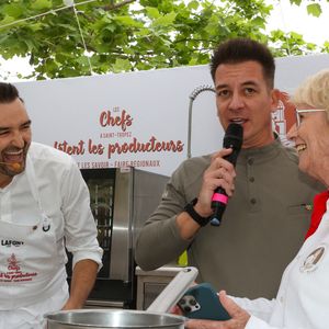 Les Chefs à Saint-Tropez fêtent les producteurs 2025 - Inauguration de la 5e édition,  les Chefs et les producteurs se retrouvent sur la place des Lices à Saint-Tropez, le 3 mai 2025. Le chef Cyril Lignac fait une démonstration de Pâtisserie...et retrouve Mercotte. ©Jean-Marc Lhomer / Bestimage.
