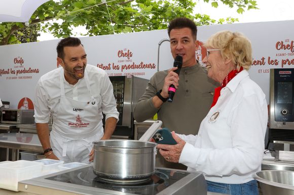 Les Chefs à Saint-Tropez fêtent les producteurs 2025 - Inauguration de la 5e édition,  les Chefs et les producteurs se retrouvent sur la place des Lices à Saint-Tropez, le 3 mai 2025. Le chef Cyril Lignac fait une démonstration de Pâtisserie...et retrouve Mercotte. ©Jean-Marc Lhomer / Bestimage.