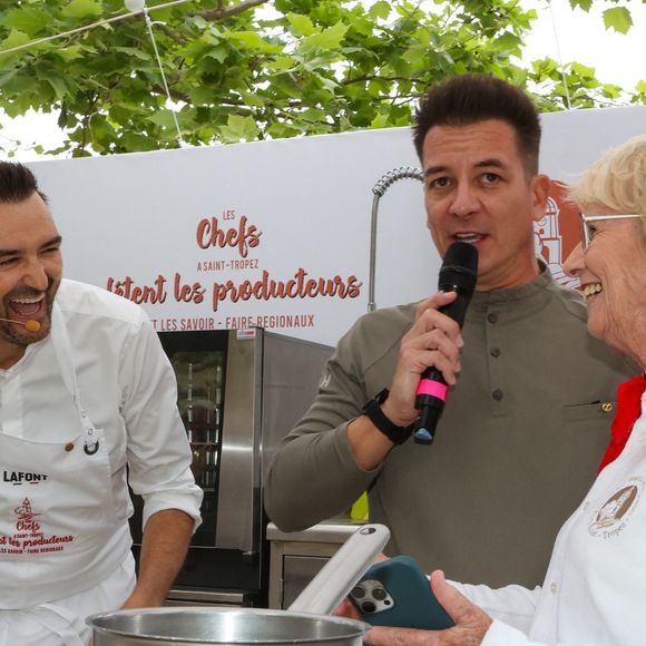 Les Chefs à Saint-Tropez fêtent les producteurs 2025 - Inauguration de la 5e édition,  les Chefs et les producteurs se retrouvent sur la place des Lices à Saint-Tropez, le 3 mai 2025. Le chef Cyril Lignac fait une démonstration de Pâtisserie...et retrouve Mercotte. ©Jean-Marc Lhomer / Bestimage.