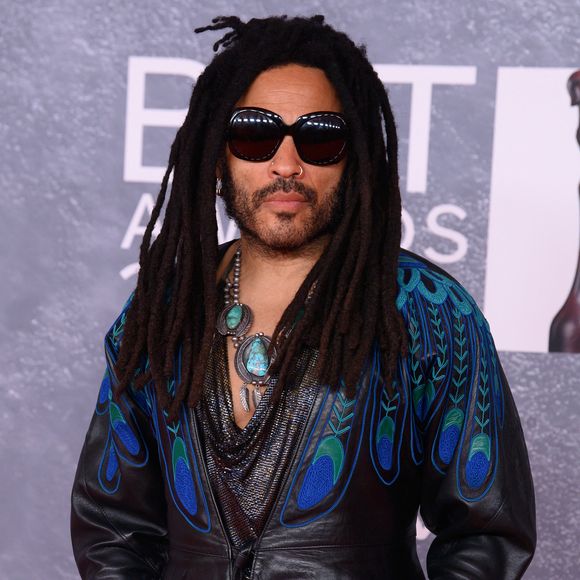Lenny Kravitz puise sa discipline exemplaire dans les valeurs de travail transmises par son grand-père.

Lenny Kravitz au photocall des BRIT Awards 2025 à l'O2 Peninsula Square de Londres, le 1er mars 2025. 

© Justin Goff/GoffPhotos/Bestimage