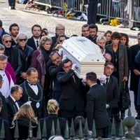 Après la vente de la maison de Marnes-la-Coquette, un fidèle du clan Hallyday et fils d'une grande chanteuse des années 50 sort du silence