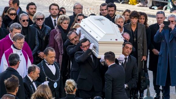 Après la vente de la maison de Marnes-la-Coquette, un fidèle du clan Hallyday et fils d'une grande chanteuse des années 50 sort du silence