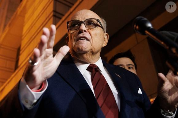 Rudy Giuliani avait ensuite expliqué avoir participé en l'honneur de sa petite fille Grace. Il avait repris le titre Bad To The Bone sur le plateau. La chaine Fox n'avait à l'époque pas fait de commentaires.

Rudy Giuliani, ex-maire de New York et ancien avocat de Donald Trump en décembre 2023. Credit Image: © Aaron Schwartz/ZUMA Press Wire