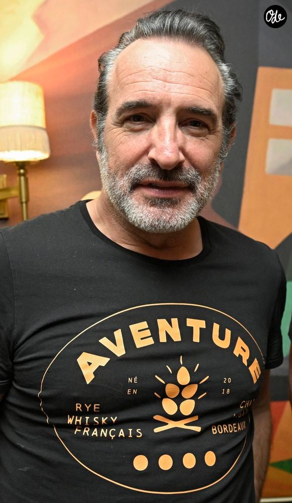 "Ça me fait plaisir parce qu'il y a peut-être plus de dix ans que je ne suis pas venu ici, donc je redécouvre encore, avec un nouvel œil. Et surtout, c'est que je m'éloigne un peu de Paris qui est en ce moment sous cloche. Donc, c'est merveilleux", a-t-il déclaré.

Jean Dujardin - J.Dujardin à la soirée de dégustation du whisky de seigle français "Aventure" (Bordeaux Distilling Co), dont il est partenaire, à Bruxelles, le 13 mars 2026.