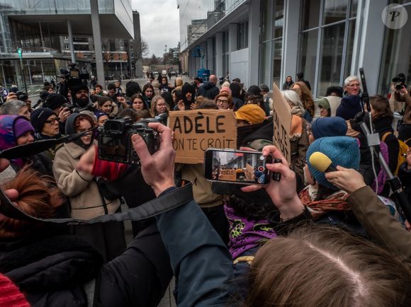 Vidéos - Appel à un rassemblement de soutien à Adèle Haenel par des associations féministes devant le tribunal de Paris le 9 décembre 2024.