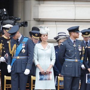 Depuis leur installation en Californie, Harry et Meghan ont multiplié les critiques via interviews, mémoires et documentaire Netflix.

Camilla Parker Bowles, le prince William, Kate Middleton,  le prince Harry, duc de Sussex, Meghan Markle, duchesse de Sussex - La famille royale d'Angleterre lors de la parade aérienne de la RAF pour le centième anniversaire au palais de Buckingham à Londres. Le 10 juillet 2018. Photo par EXPRESS SYNDICATION / BESTIMAGE